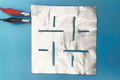 帶有矩形孔的袋式電池。圖片來源：英國《新科學家》雜志網(wǎng)站