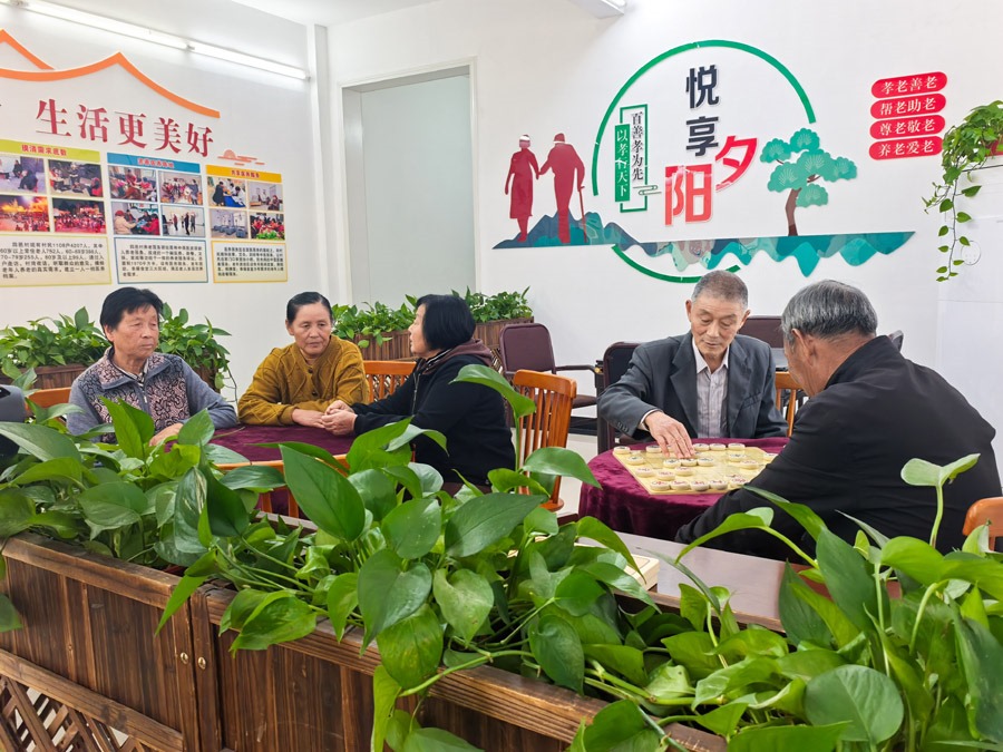 圖為湖北省咸寧市嘉魚縣潘家灣鎮(zhèn)四邑村養(yǎng)老服務(wù)驛站一角（2024年11月5日攝）。新華社記者 肖藝九 攝