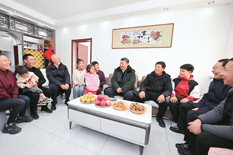 2025年1月22日至24日，中共中央總書(shū)記、國(guó)家主席、中央軍委主席習(xí)近平冒著嚴(yán)寒來(lái)到遼寧，看望慰問(wèn)基層干部群眾。這是22日下午，習(xí)近平在葫蘆島市綏中縣明水滿(mǎn)族鄉(xiāng)祝家溝村考察時(shí)，同村民王寶維一家圍坐一起拉家常。 新華社記者 謝環(huán)馳/攝