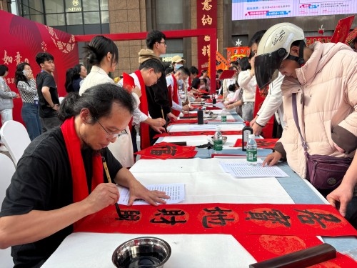 活動現場贈送春聯和福字。人民網 陳葉欣攝