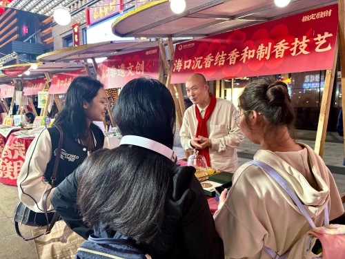 魏希望在非遺集市上介紹沉香。人民網 陳葉欣攝