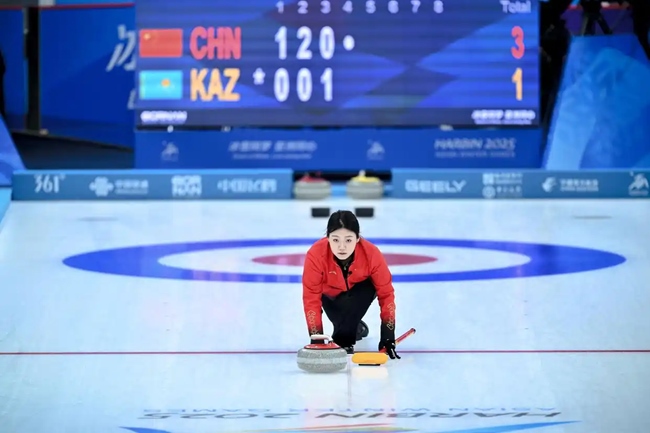 2月4日，中國隊選手韓雨在比賽中擲壺。新華社記者 江漢 攝