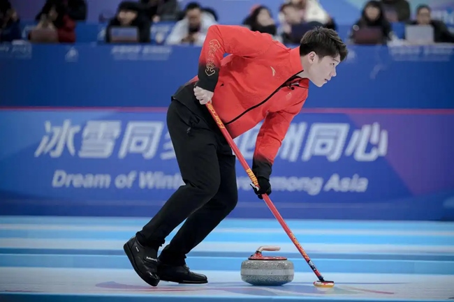 2月4日，中國隊選手王智宇在比賽中擦冰。新華社記者 江漢 攝