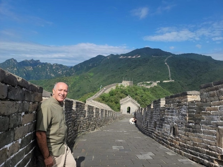瓦里夫·庫邁哈在游覽長城時留影。受訪者供圖