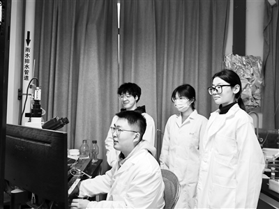 西安交通大學(xué)教授王昌河團(tuán)隊(duì)在進(jìn)行多巴胺分泌電化學(xué)檢測(cè)。受訪者供圖