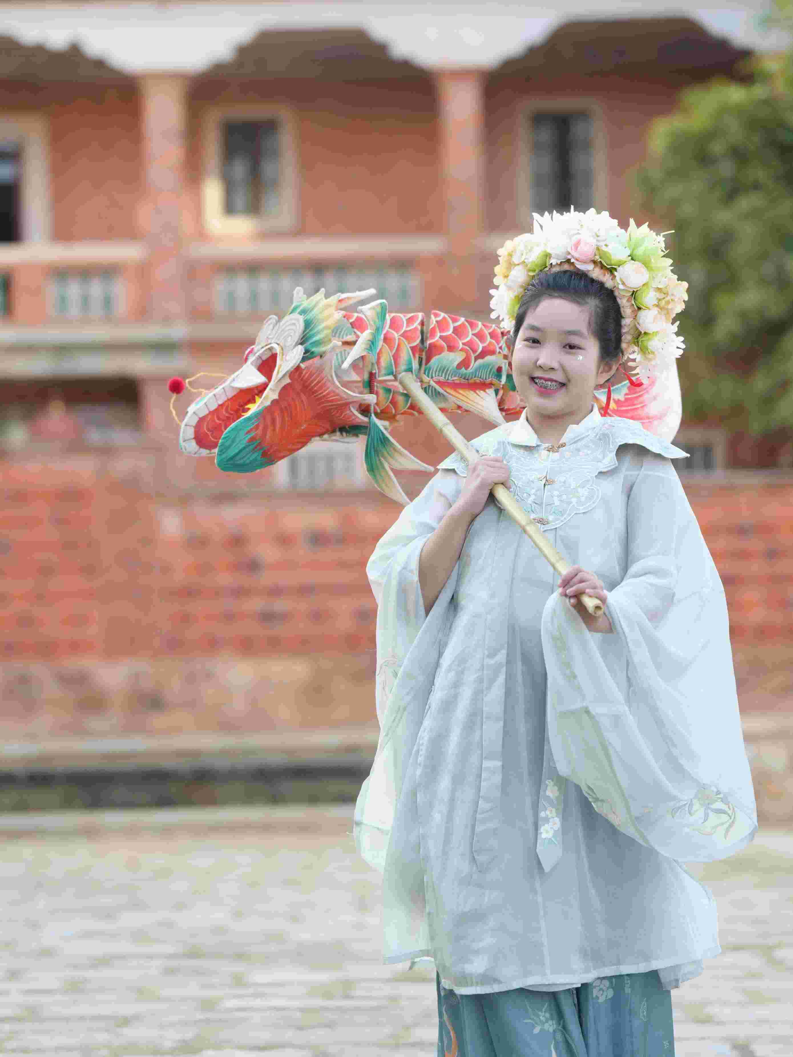 在泉州，沈女士為女兒拍下頭戴簪花的照片。受訪者供圖