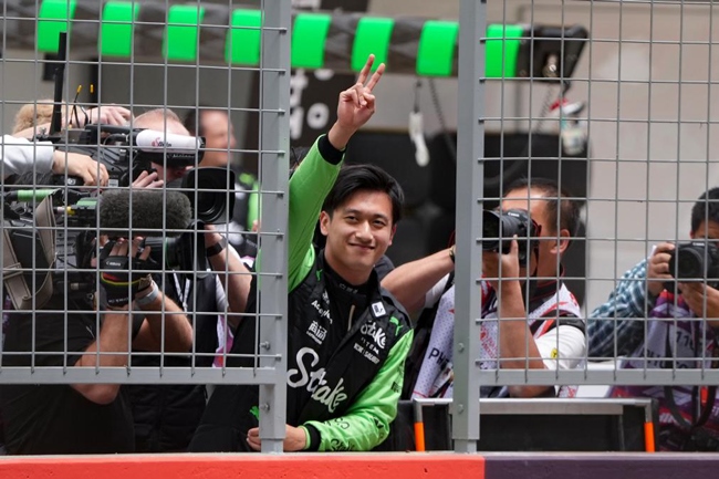 2024年4月19日，索伯車隊中國車手周冠宇（中）在練習(xí)賽前向觀眾致意。當(dāng)日，F(xiàn)1中國大獎賽在上海開賽。中國車手周冠宇主場首秀參賽。新華社記者 夏一方攝