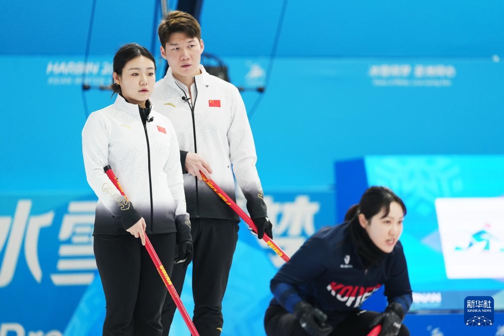 2月6日，中國隊選手王智宇（中）、韓雨（左）在比賽中。新華社記者 王松 攝