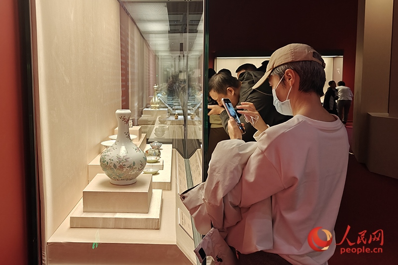 觀眾正在中國(guó)國(guó)家博物館參觀展覽。人民網(wǎng)記者 韋衍行攝