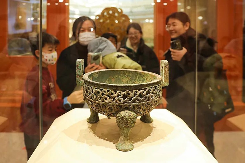 “尋蛇——藏在山西博物院里的蛇”展出的蟠蛇紋鏤空鼎。山西博物院供圖