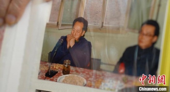 2月7日，劉潤林展示1986年黃旭華(左)在同樂會(huì)上吹口琴的老照片。中新社記者 鄒浩 攝