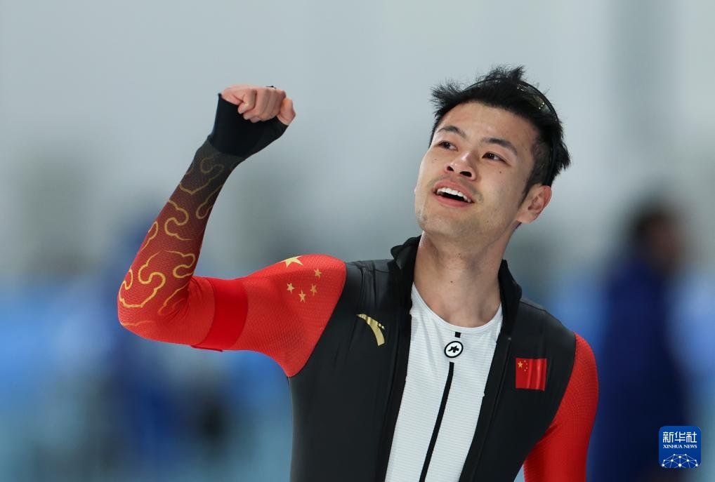 2月8日，寧忠?guī)r慶祝奪冠。新華社記者 王楷焱 攝