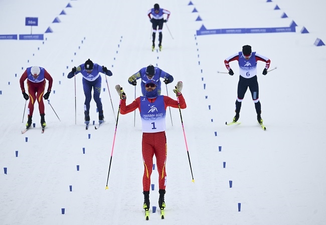 2月8日，王強(qiáng)（中）慶祝奪冠。新華社記者 張龍攝