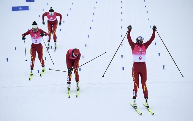 2月8日，李磊（右一）沖過(guò)終點(diǎn)后慶祝奪冠。新華社記者 張龍攝