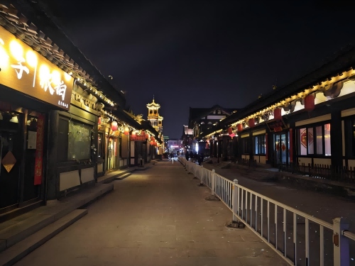 道歉公告發(fā)布后，夜晚10時(shí)的古城。人民網(wǎng)記者 黃鈺攝