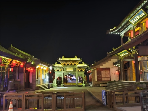 道歉公告發(fā)布后，凌晨5時(shí)的古城。人民網(wǎng)記者 黃鈺攝