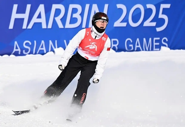 2月9日，徐夢(mèng)桃在完成動(dòng)作后慶祝。新華社記者 夏一方攝