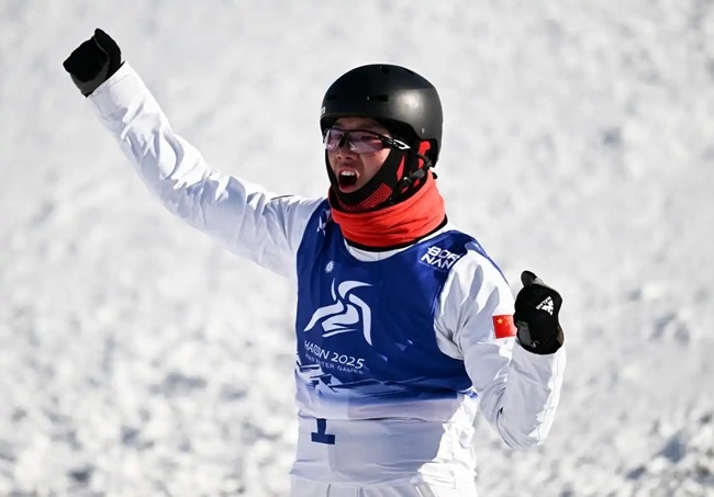 2月9日，李心鵬在比賽后慶祝。新華社記者 夏一方攝