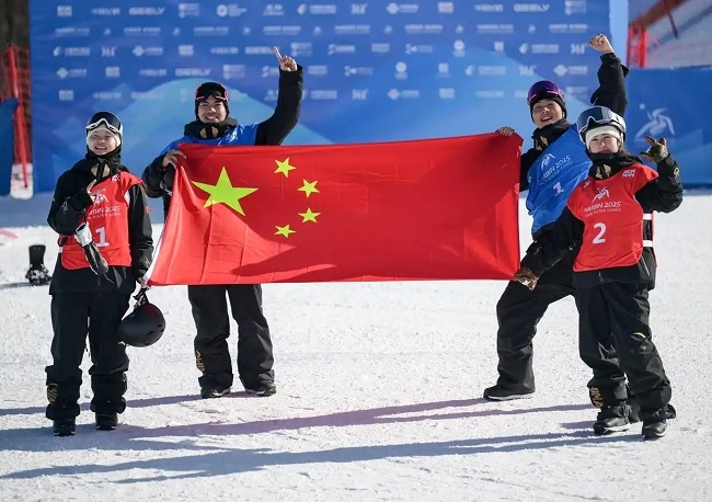 2月10日，中國隊選手張小楠、楊文龍、姜鑫杰與熊詩芮（從左至右）在比賽后慶祝。新華社記者 楊青攝