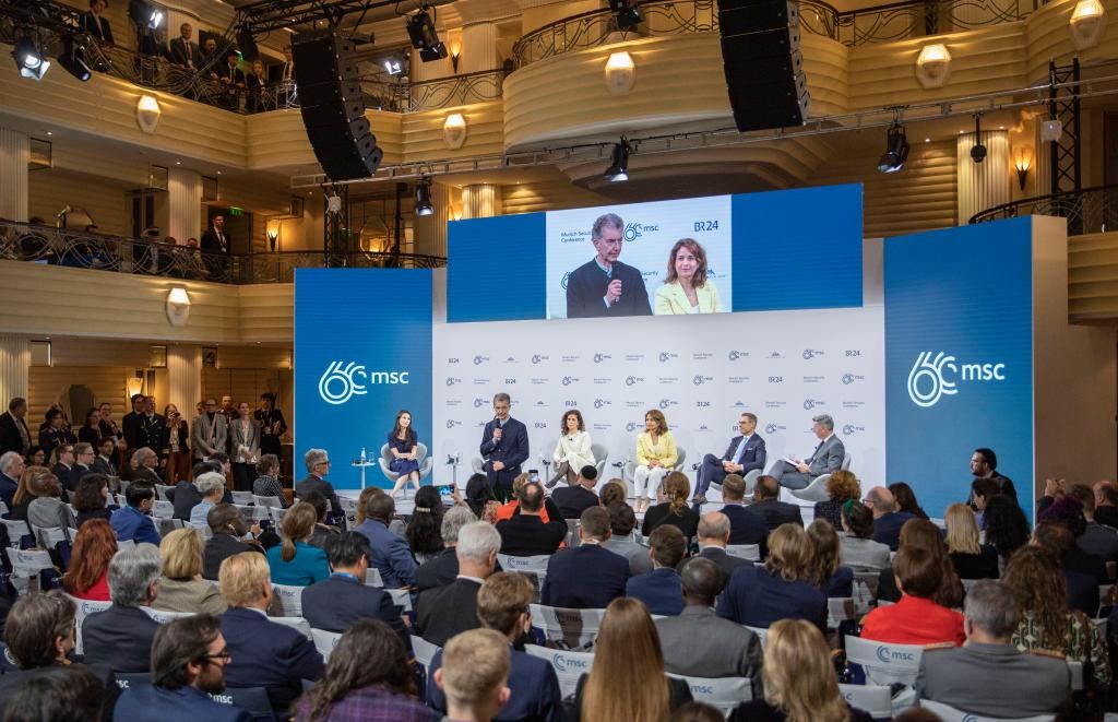 2024年2月18日，慕安會(huì)主席克里斯托夫·霍伊斯根（中左二）在德國(guó)慕尼黑舉行的第60屆慕尼黑安全會(huì)議上發(fā)表閉幕致辭。新華社記者 張帆 攝