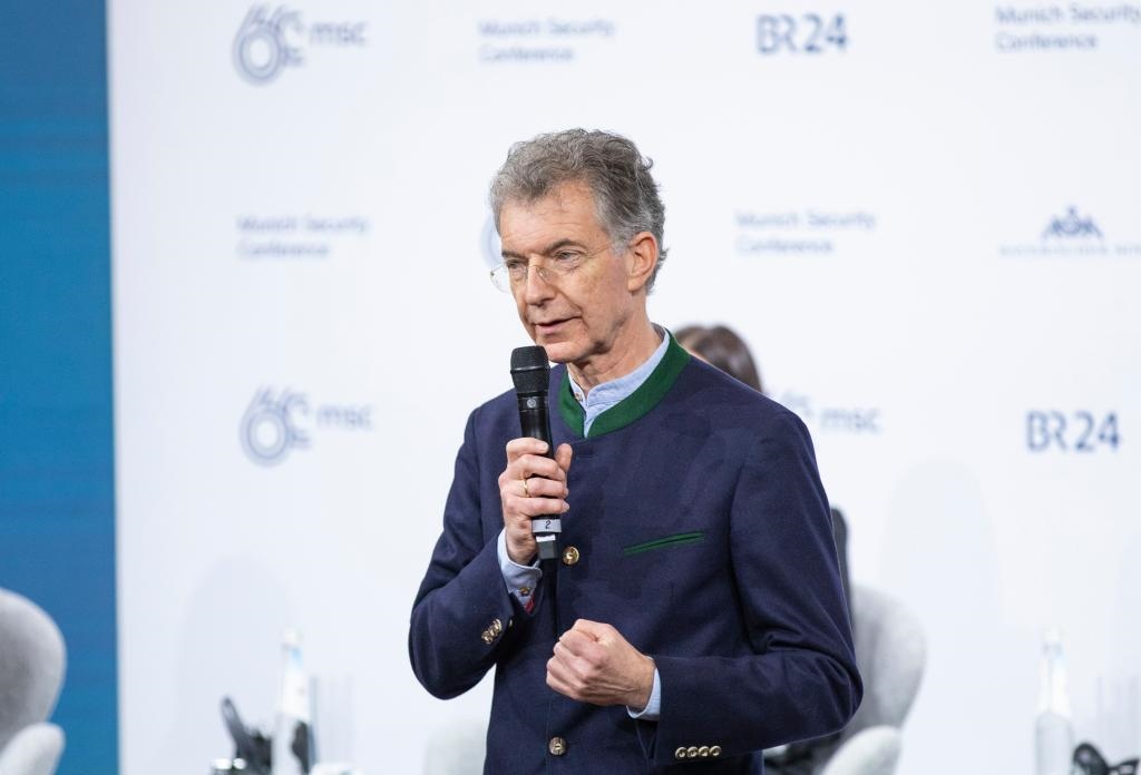 2024年2月18日，慕安會(huì)主席克里斯托夫·霍伊斯根在德國(guó)慕尼黑舉行的第60屆慕尼黑安全會(huì)議上發(fā)表閉幕致辭。新華社記者 張帆 攝