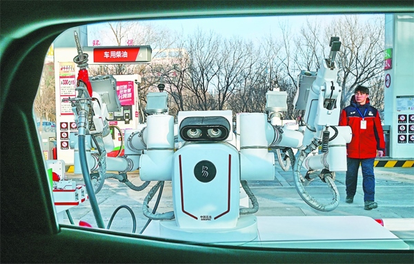 智能加油機(jī)器人在加能站工作。受訪者供圖