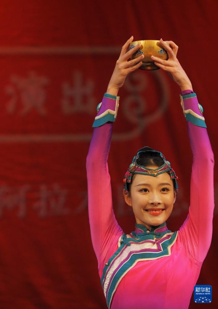 2月11日，在哈薩克斯坦阿拉木圖的阿拜國家歌劇和芭蕾舞劇院，中國演員表演舞蹈。新華社記者 趙宇 攝