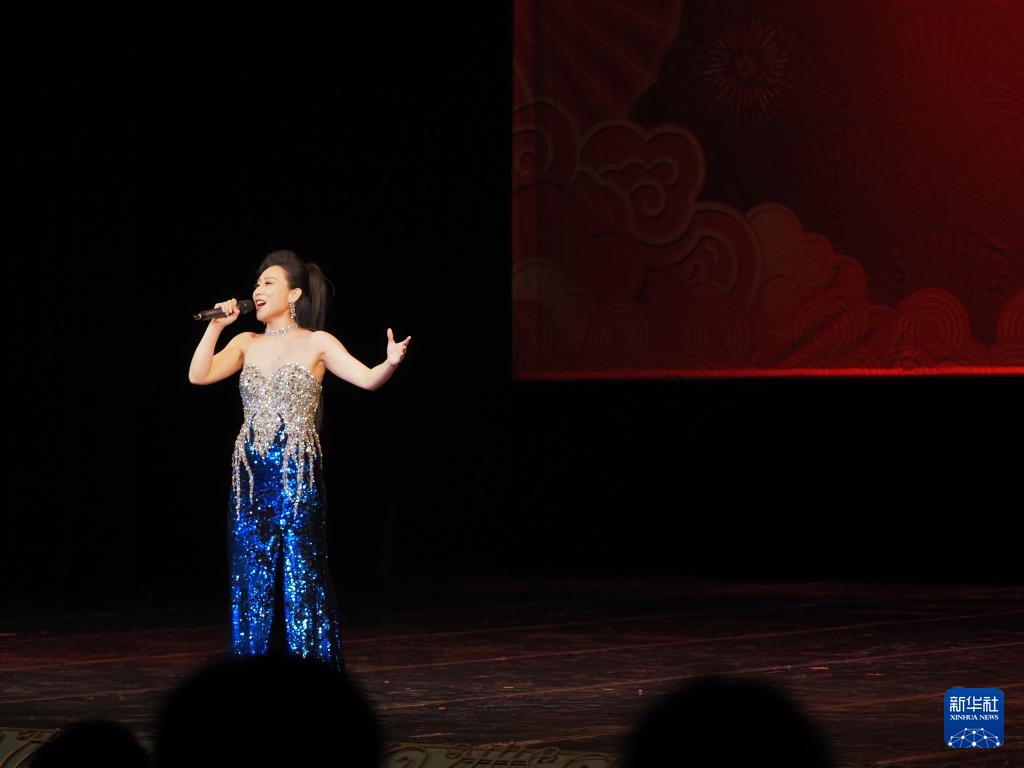 2月11日，歌手在哈薩克斯坦阿拉木圖的阿拜國家歌劇和芭蕾舞劇院演唱歌曲。新華社記者 趙宇 攝