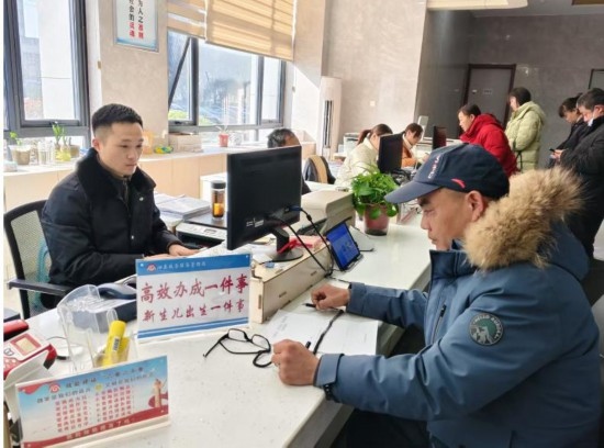 市民在 “高效辦成一件事” 窗口辦理業(yè)務。彭雪松攝