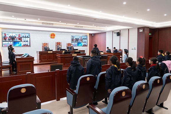 圖③：同學(xué)們開(kāi)展模擬法庭活動(dòng)。