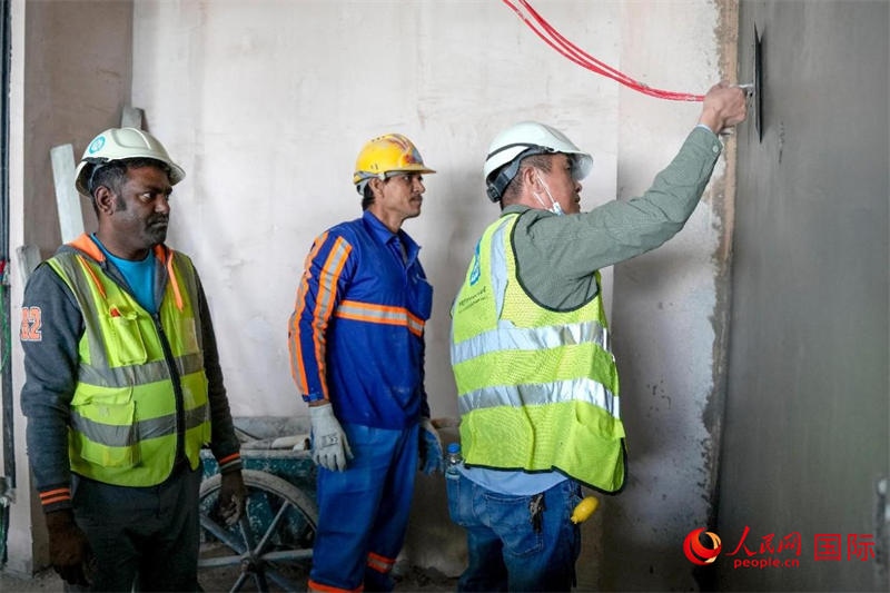 抹灰。人民網(wǎng)塔里克·易卜拉欣攝