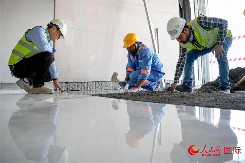 鋪地磚。人民網(wǎng)塔里克·易卜拉欣攝