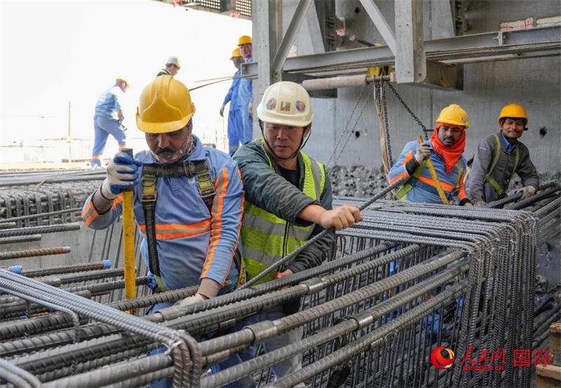 扎鋼筋。人民網(wǎng)塔里克·易卜拉欣攝