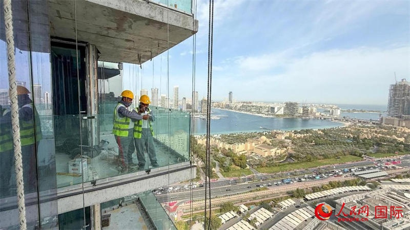 工人正在高層作業(yè)。人民網(wǎng)塔里克·易卜拉欣攝