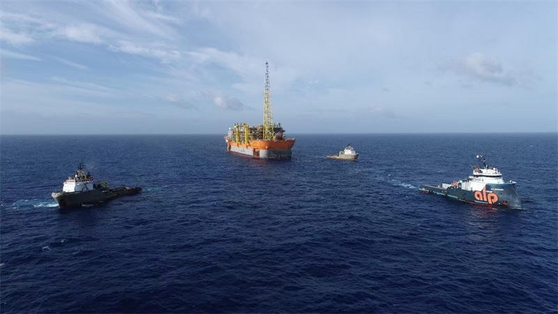 布濟(jì)烏斯七期項(xiàng)目浮式生產(chǎn)儲(chǔ)卸油裝置抵達(dá)油田區(qū)域。巴西國家石油公司供圖