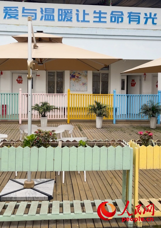 為讓“老小孩”住著開心，南泉鎮(zhèn)衛(wèi)生院設(shè)計(jì)成幼兒園風(fēng)格。人民網(wǎng) 陳葉欣攝