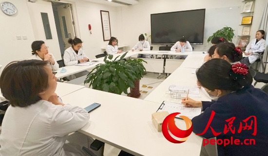 交班會(huì)上，海淀醫(yī)院安寧療護(hù)團(tuán)隊(duì)討論患者和家屬需求。人民網(wǎng)記者 金慧慧攝