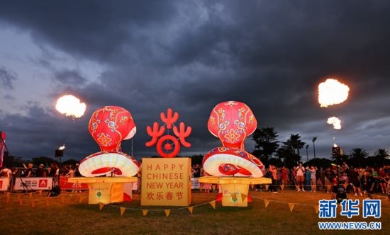 圖為游客在2025年奧克蘭元宵燈節(jié)游覽。（圖片由奧克蘭中國(guó)文化中心提供）