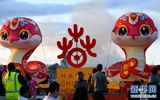 圖為游客在2025年奧克蘭元宵燈節(jié)游覽。（圖片由奧克蘭中國(guó)文化中心提供）