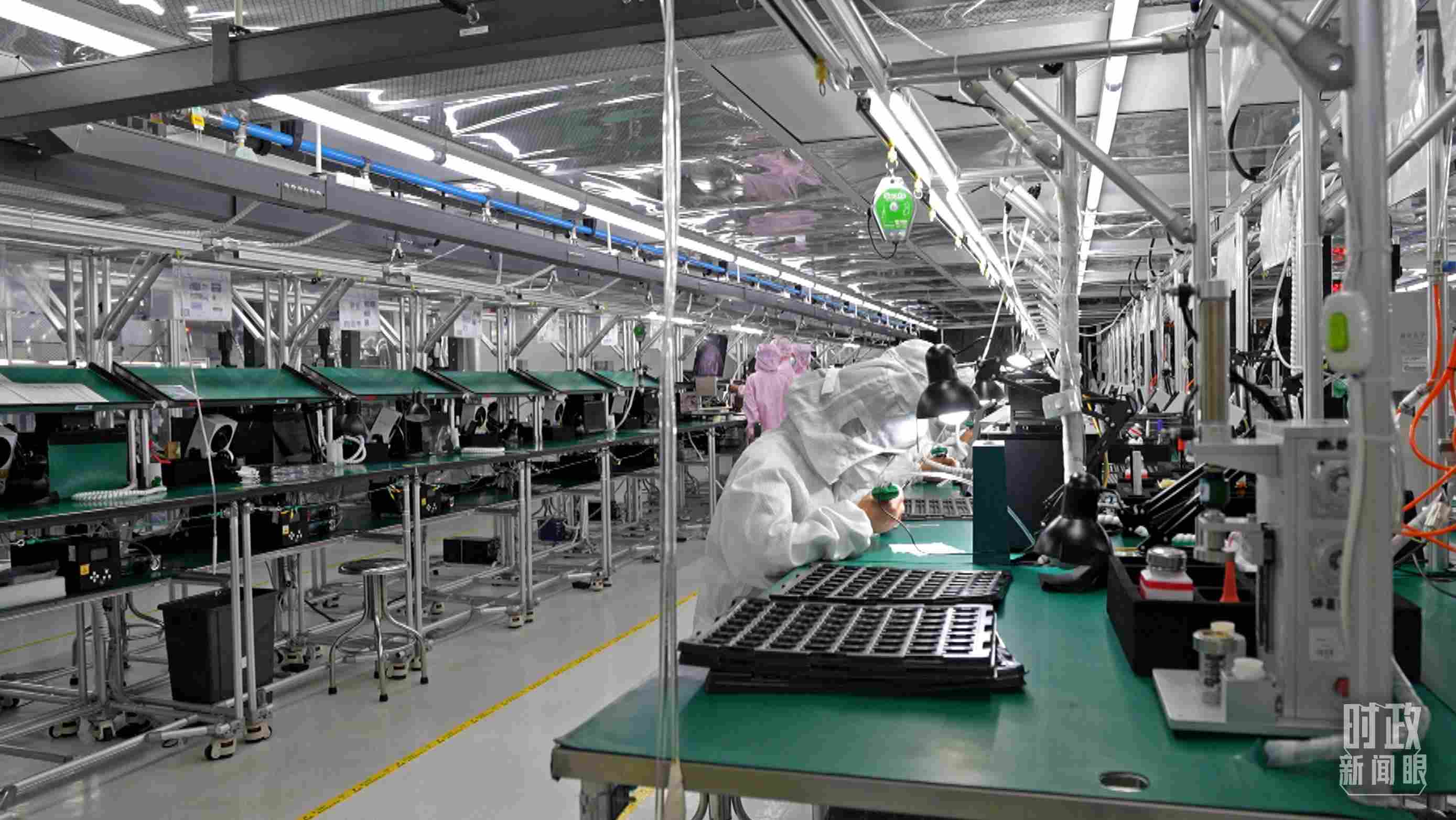 △四川省宜賓市極米光電有限公司的無塵車間光機組裝線。（總臺央視記者范學禹拍攝）