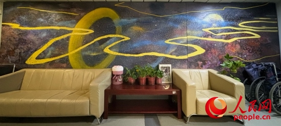 清華長庚醫(yī)院掛著一幅名為“生命長河”的畫，家屬將離世親人的名字寫在上面。人民網(wǎng) 陳葉欣攝