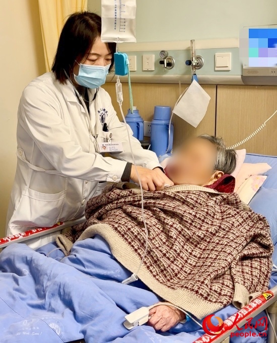 廖澤燕為張婆婆聽診。人民網(wǎng)記者 金慧慧攝