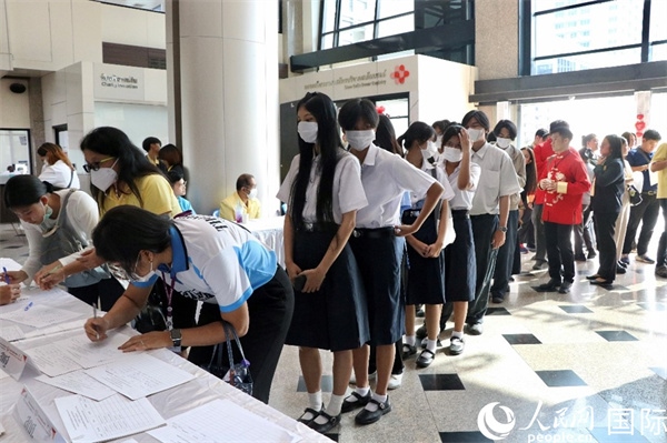 獻血者排隊填寫報名表。朱瀟逸攝