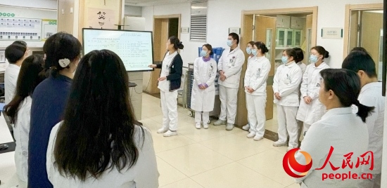 華西第四醫(yī)院姑息醫(yī)學(xué)科交班會(huì)上，護(hù)士介紹患者情況。人民網(wǎng)記者 金慧慧攝