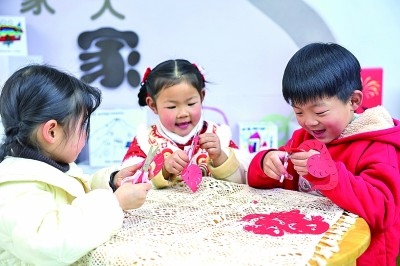 圖為孩子們在老師指導(dǎo)下制作蛇年主題剪紙。 新華社記者 徐昱攝