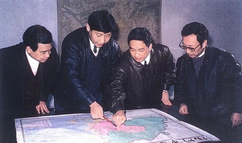 1991年12月，習(xí)近平與同事討論福州市戰(zhàn)略規(guī)劃設(shè)想。（圖源：《習(xí)近平在福州》）