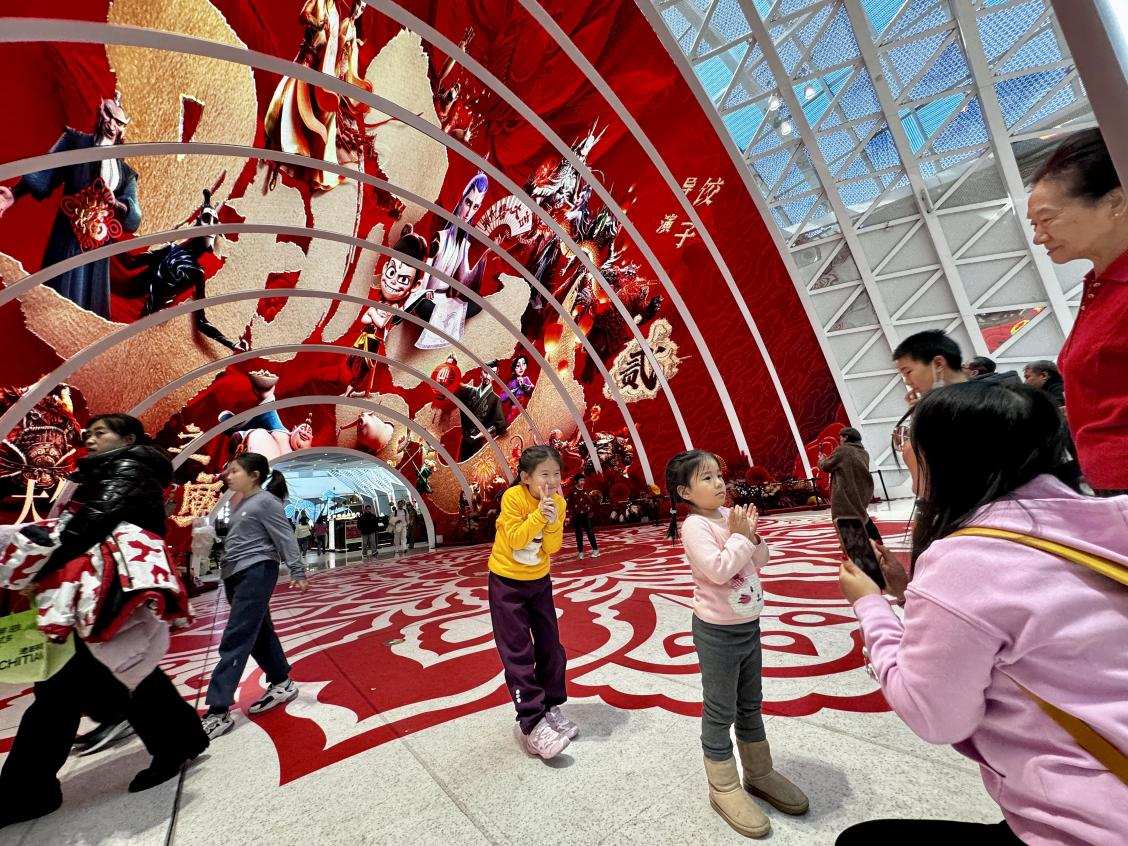乙巳蛇年春節(jié)期間，影迷在《哪吒之魔童鬧?！肪薹笄芭恼沾蚩?。