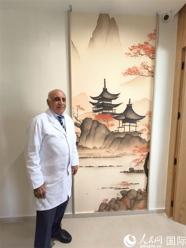 哈利勒的診所中國元素很濃。人民網(wǎng)記者 黃培昭攝