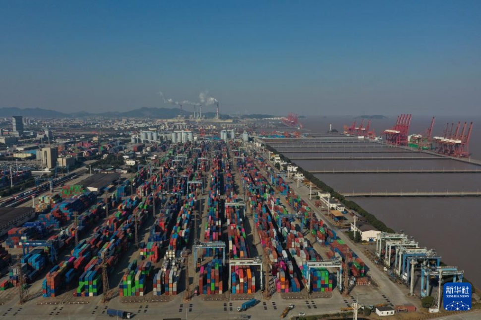  1月24日拍攝的寧波舟山港北侖港區(qū)集裝箱碼頭。 新華社記者 黃宗治 攝