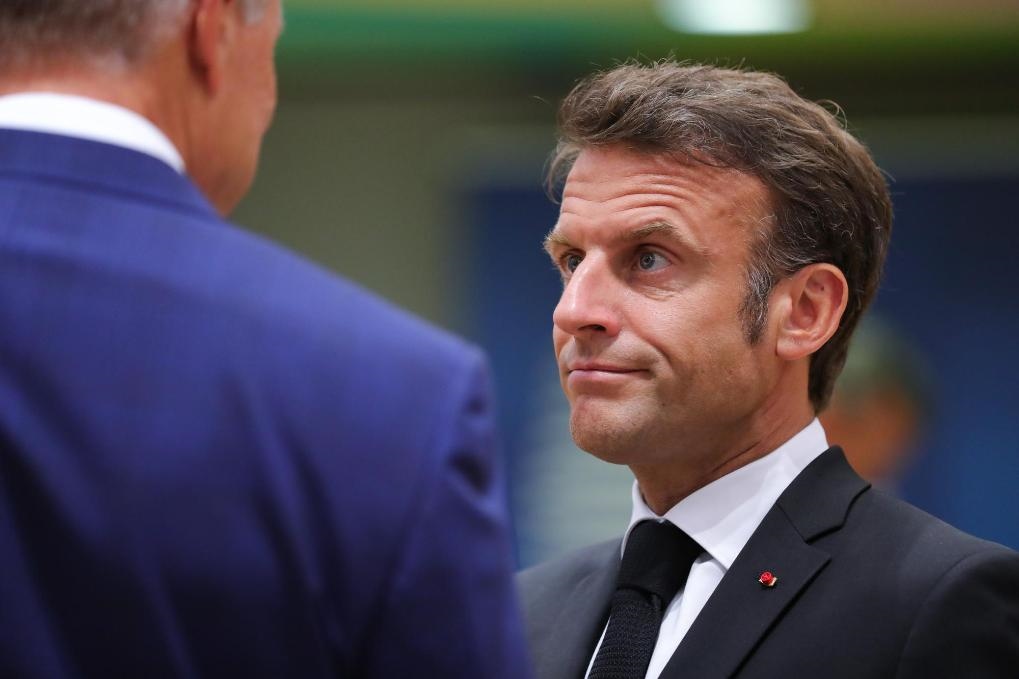 2023年6月29日，在比利時(shí)布魯塞爾，法國總統(tǒng)馬克龍（右）準(zhǔn)備出席歐盟峰會。新華社記者鄭煥松攝